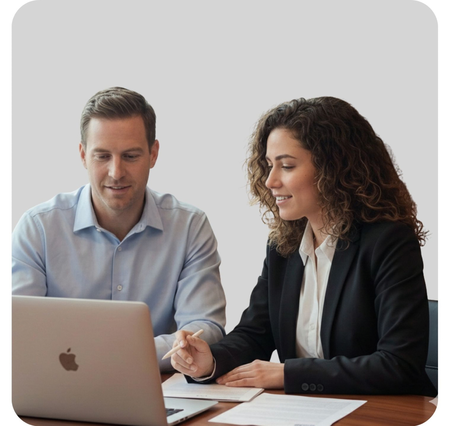 Equipe de imobiliária acompanhando um contrato em um notebook
